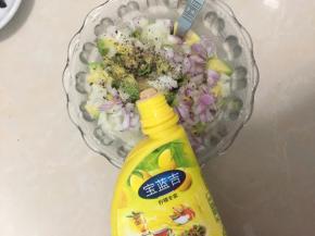 然后加入柠檬汁（也可以加入新鲜柠檬汁）