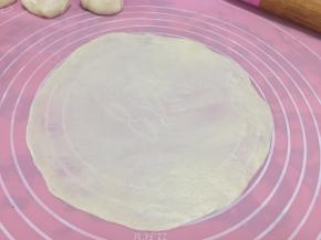 擀成薄圆形饼皮