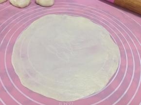 擀成薄圆形饼皮