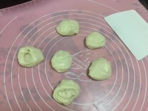 面团和好后取出分成六等份