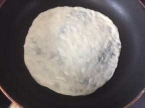 放入无油的平底锅里煎