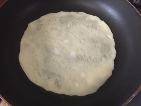 煎熟后翻面，煎好后取出备用