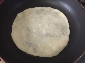 煎熟后翻面，煎好后取出备用