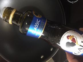 锅里加入40ml橄榄油热锅