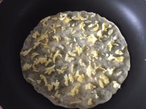 薄饼皮放入无油锅里开小火，放入马苏里拉芝士