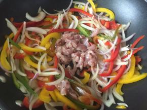 后放入腌制好的鸡肉一起翻炒均匀