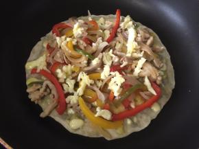 再撒入马苏里拉奶酪