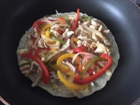 然后放入炒过的彩椒洋葱鸡肉丝