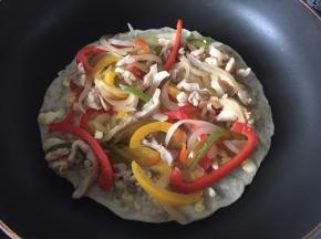 然后放入炒过的彩椒洋葱鸡肉丝