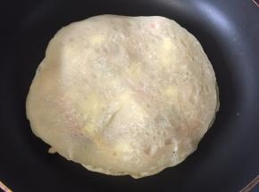 盖上另一块薄饼，盖上锅盖焖煎5-8分钟