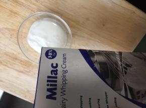 取适量奶油-