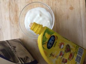 滴入适量柠檬汁，搅拌均匀就成酸奶油