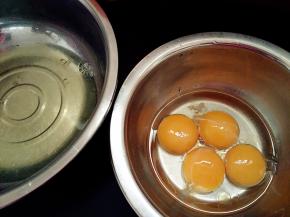 1.先来做蛋糕片，无水无油的两个容器分离蛋黄蛋白