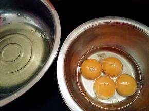 1.先来做蛋糕片，无水无油的两个容器分离蛋黄蛋白