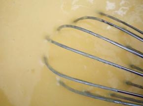 2.蛋黄里加入水 油 盐 搅拌至乳化