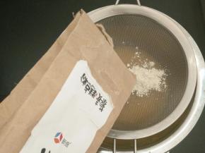 3.筛入藜麦粉，搅拌均匀