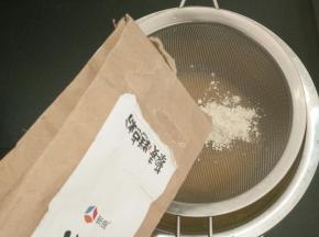 3.筛入藜麦粉，搅拌均匀