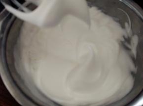 4.蛋白分三次加入糖打发至大弯钩状