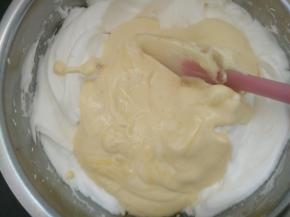 5.取3分之一的蛋白霜倒入蛋黄糊中切拌均匀后倒回蛋白霜切拌均匀即可