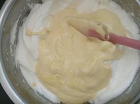 5.取3分之一的蛋白霜倒入蛋黄糊中切拌均匀后倒回蛋白霜切拌均匀即可