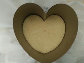 7.用心形慕斯模具在蛋糕片上切两片备用.其中一片蛋糕片要稍微小一圈