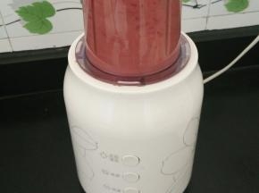 8.下面做慕斯糊，樱桃去核，放入料理机（不要加水）加入半颗柠檬汁加入40克糖即为樱桃泥