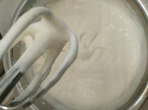 9.淡奶油加入30克糖打发至有纹路不马上消失