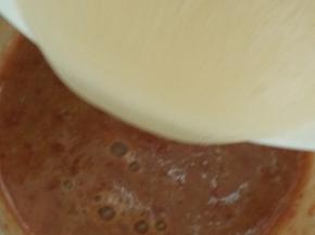 10.将樱桃泥倒入打发好的淡奶油中搅拌均匀，吉利丁粉加入冷水泡软隔水加热放置60℃左右后倒入慕斯糊里搅拌均匀