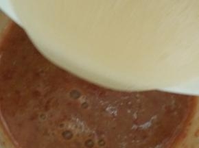 10.将樱桃泥倒入打发好的淡奶油中搅拌均匀，吉利丁粉加入冷水泡软隔水加热放置60℃左右后倒入慕斯糊里搅拌均匀