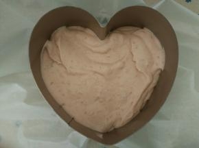 11.慕斯模具里放入一片蛋糕片，倒入一半的慕斯糊