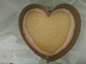 12.在放入另一片蛋糕片（这片蛋糕片要比模具稍微小一点）