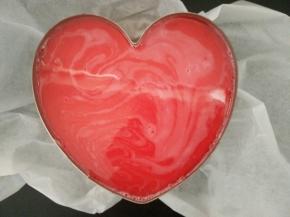 14.QQ糖加入清水加热至融化倒入慕斯上冷藏5小时以上即可