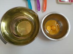 2.准备两个无水无油的盆，分离蛋白蛋黄