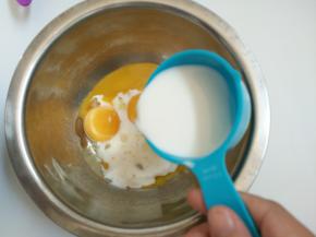 3.蛋黄里加入牛奶 油 搅拌均匀