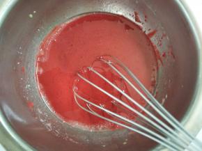 4.倒入15克红丝绒液，不要减少，颜色会不正