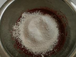 5.蛋黄糊里筛入低筋面粉和可可粉搅拌均匀