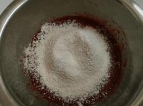 5.蛋黄糊里筛入低筋面粉和可可粉搅拌均匀