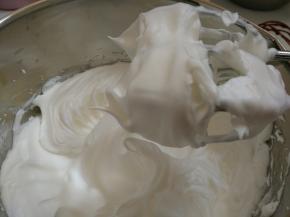 6.蛋白分三次加糖打发至硬性打泡