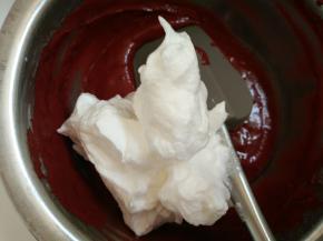 7.取3分之一的蛋白霜放入蛋黄糊里切拌均匀后倒入剩余的蛋白霜里切拌均匀