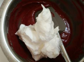 7.取3分之一的蛋白霜放入蛋黄糊里切拌均匀后倒入剩余的蛋白霜里切拌均匀