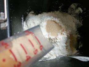 1.将除黄油 芝麻外所有材料放入面包机内揉至扩展阶段