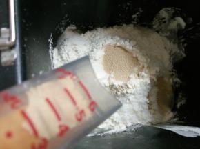 1.将除黄油 芝麻外所有材料放入面包机内揉至扩展阶段