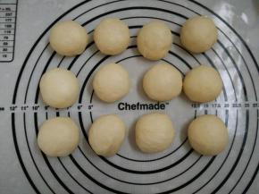 4.发酵好取出排去，分成等量的12份，揉圆静置10分钟左右