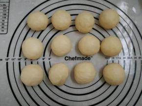 4.发酵好取出排去，分成等量的12份，揉圆静置10分钟左右