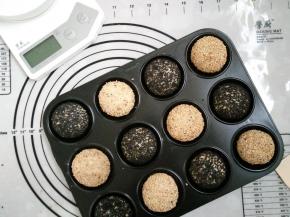 5.如果面团干可以刷上一层水，再裹上芝麻