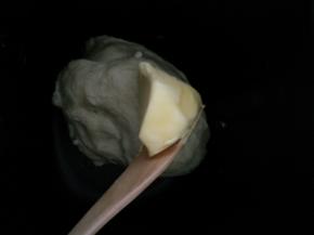 2.加入黄油揉至扩展阶段