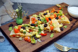 淋上调制好的番茄莎莎