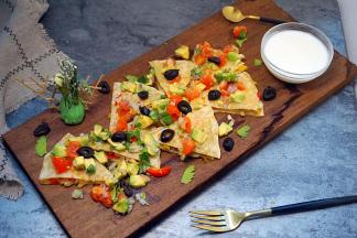 撒入切片的黑橄榄