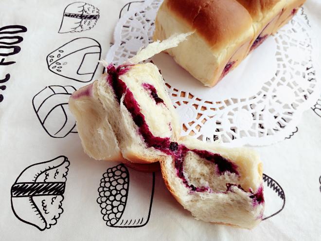 蓝莓酱面包卷