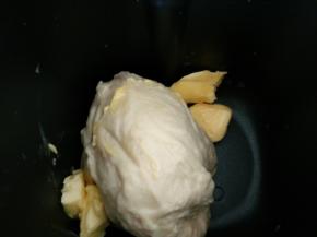 2.加入黄油揉至完全扩展